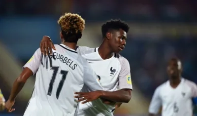 Jugadores de Francia celebran una de las anotaciones. 