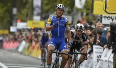 Matteo Trentin se lleva la victoria en la línea de meta.