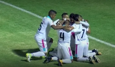 Jugadores de Junior celebran el gol en Tunja.