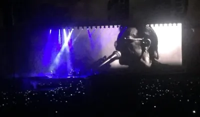 El cantante Bono en la pantalla.