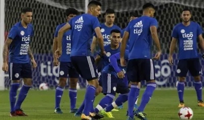 Jugadores de la selección paraguaya de fútbol entrenan en la sede de alto rendimiento en Ypane (Paraguay). 