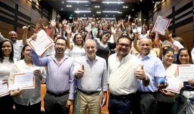 Gobernador Verano durante la entrega de becas para maestría a 65 docentes del Atlántico.