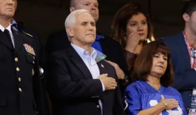 Mike Pence durante el himno de los Estados Unidos.