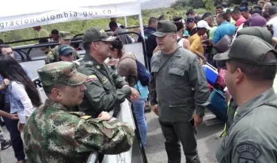 En una foto de agosto, el Comandante de Región 5 de la Policía revisa con el Ejército en el puente Simon Bolívar, con el fin de verificar la seguridad fronteriza.