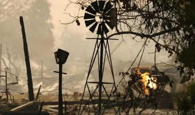 Vista de los estragos del incendio en Santa Rosa, California.