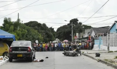 La víctima quedó tendida debajo de un vehículo que estaba parqueado.