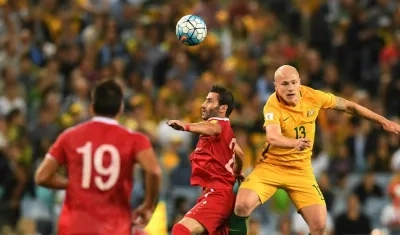 Mathew Leckie, jugador de Australia, pelea el balón. 