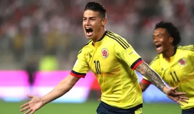 James Rodríguez celebra con Juan Guillermo Cuadrado el gol que nos pone en Rusia 2018.