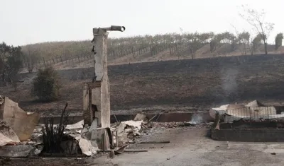 Vista general de los restos de un edificio quemado en la lechería Clover Stornetta, en Sonoma, California (EE.UU.).