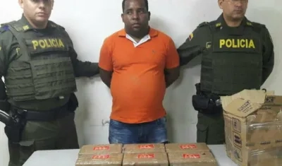 El hombre fue sorprendido con la droga que estaba oculta en una caja de cartón.