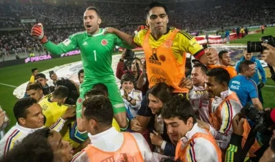David Ospina y Falcao García son alzados en hombros por sus compañeros.