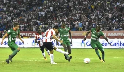 Remate de Roberto Ovelar para abrir el marcador en el Metropolitano.