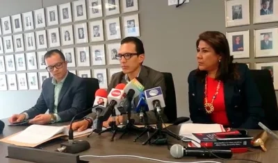 Los funcionarios que participaron en el sorteo para la designación del árbitro que va a representar a la Asociación Colombiana de Aviadores Civiles, Acdac, en el Tribunal Arbitramento Obligatorio.