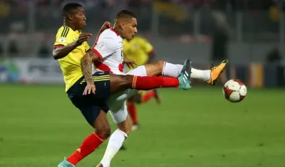 Paolo Guerrero disputa la pelota con Óscar Murillo.