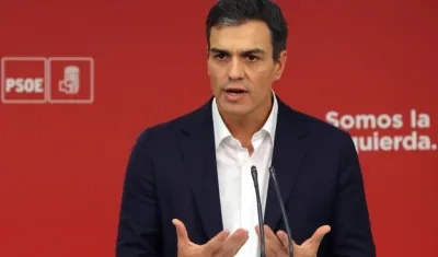 El secretario general del PSOE, Pedro Sánchez, ha instado hoy al presidente de la Generalitat, Carles Puigdemont, que aclare "negro sobre blanco" si ayer realizó una declaración de independencia.