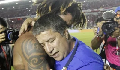 Roman Torres se abraza con Hernán Dario Gómez. 
