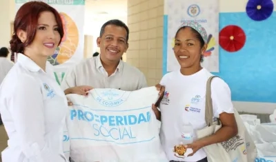 La subdirectora de Programas y Proyectos del DPS, Kelly Sarmiento, durante la entrega de las donaciones del Departamento de Prosperidad Social.