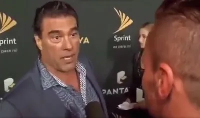 Momento en que el actor Eduardo Yáñez le da una cachetada a un reportero.