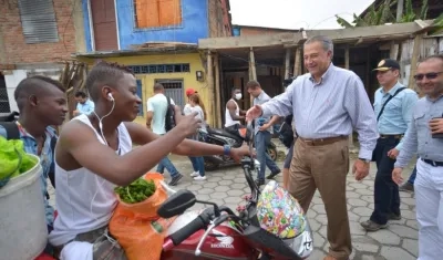 El general Naranjo saluda en Tumaco a varios lugareños.