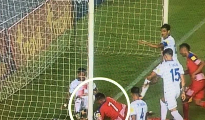 Momento del gol fantasma de Blas Pérez. 