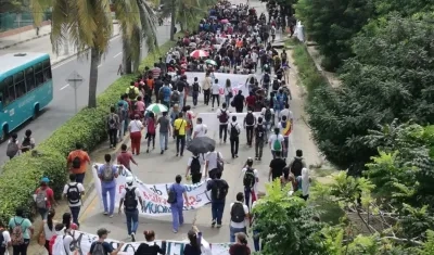Estudiantes de la Universidad del Atlántico, durante la marcha de protesta en la mañana de este jueves.
