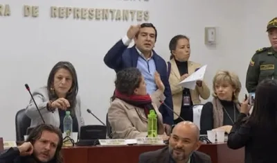 Integrantes del Centro Democrático, fundado por el expresidente Álvaro Uribe, se enfrentaron este jueves a gritos con el exlíder de las FARC alias "Jesús Santrich"