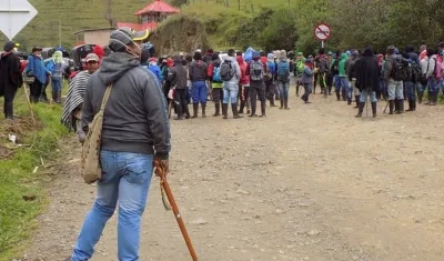 Los indígenas retuvieron al grupo de policías, cuyo número no se precisó.