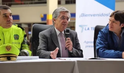 El director nacional de Tránsito, brigadier general Ramiro Castrillón; Ministro de Transporte, Germán Cardona, y el superintendente de Transporte, Javier Jaramillo. 