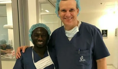 Yimmi Chará con el médico que atendió el parto de su esposa. 