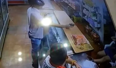 El ladrón quedó grabado en la cámara de seguridad del lugar.