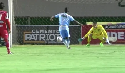 Pablo Rojas desubica al arquero Álvaro Villete para abrir el marcador.