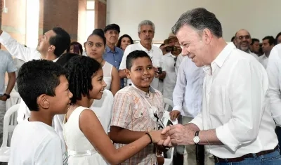 Estos jóvenes habitantes de Anapoima recibieron este sábado al Presidente, quien visitó el Centro de Escuelas de Formación Deportiva y Cultural construido por Prosperidad Social.