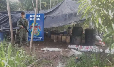 Personal de la Armada custodia el laboratorio desmantelado.