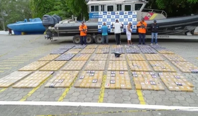 La droga incautada y los tres capturados.