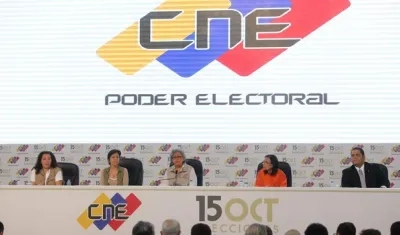  Fotografía cedida por la Agencia Venezolana de Noticias (AVN), de (i-d) los rectores del Consejo Nacional Electoral (CNE), mientras participan en el anuncio de resultados oficiales de las elecciones regionales.
