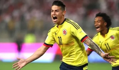 James Rodríguez celebra el tanto ante Perú, en el último partido de Eliminatorias a Rusia.