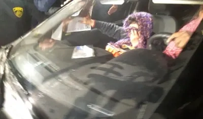 Cubriéndose el rostro la terrorista abandonó la prisión.