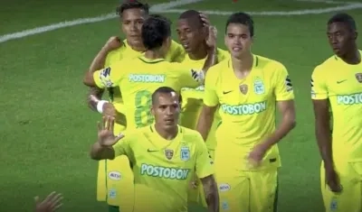 Jugadores de Nacional celebran el gol de Jeison Lucumí que les significó la victoria.