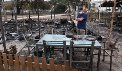 Vecinos observan los daños tras un incendio forestal en un camping en Marinha Grande, en el centro de Portugal.