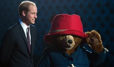 El príncipe William con un personaje del reparto de Paddington II.