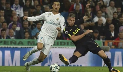 Cristiano Ronaldo disputa la pelota con un rival. 