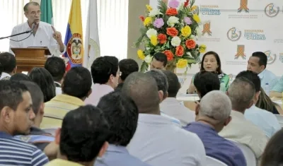 El Gobernador del Atlántico, Eduardo Verano De la Rosa, explicando hoy los alcances en La Guajira.