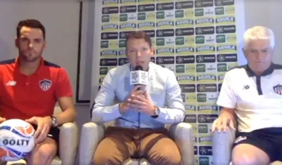 El capitán Sebastián Viera y el técnico Julio Comesaña, durante el Facebook Live.