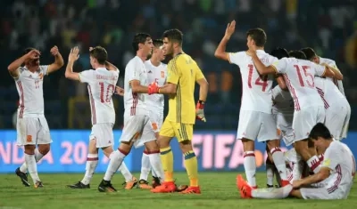 Jugadores de la Selección España celebran tras la victoria. 