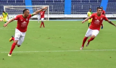 Jugadores del Barranquilla celebran la anotación. 