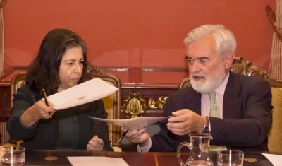 La directora general del ICC, Carmen Millán, y el director de la RAE y presidente de la ASALE, Darío Villanueva, durante la firma del convenio entre ambas instituciones.