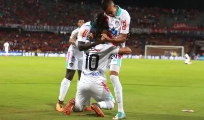 Jarlan Barrera celebra con sus compañeros el gol del empate.