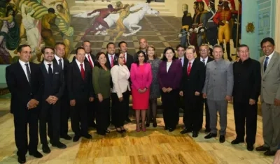 Los 18 gobernadores chavistas en su juramento.