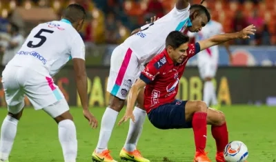 Luis Narváez marca a Mauricio Molina. 