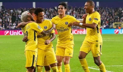 Neymar celebra con sus compañeros. 